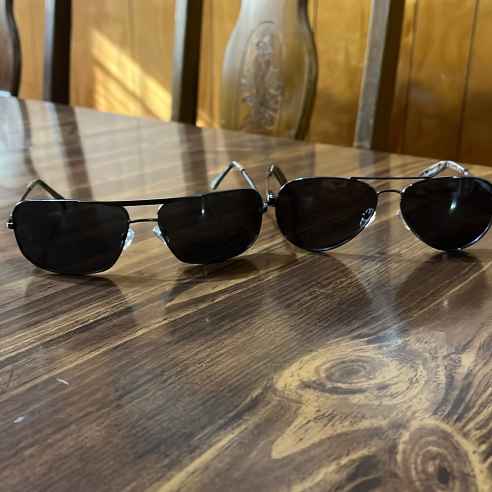 2 pair of Realtree polarized sunglasses camo & gunmetal frames